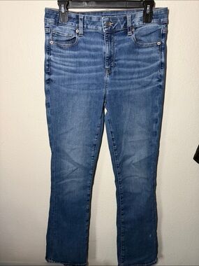 American Eagle Outfitters Women's Straight Leg Jeans in Medium Blue Wash